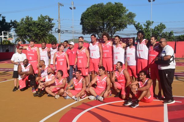 Anderson Varejao, ex-jogador do Cavaliers, inaugura nova quadra no Saldanha. A obra foi financiada pelo Cavaliers, onde hoje Varejão é embaixador do clube por Carlos Aberto Silva