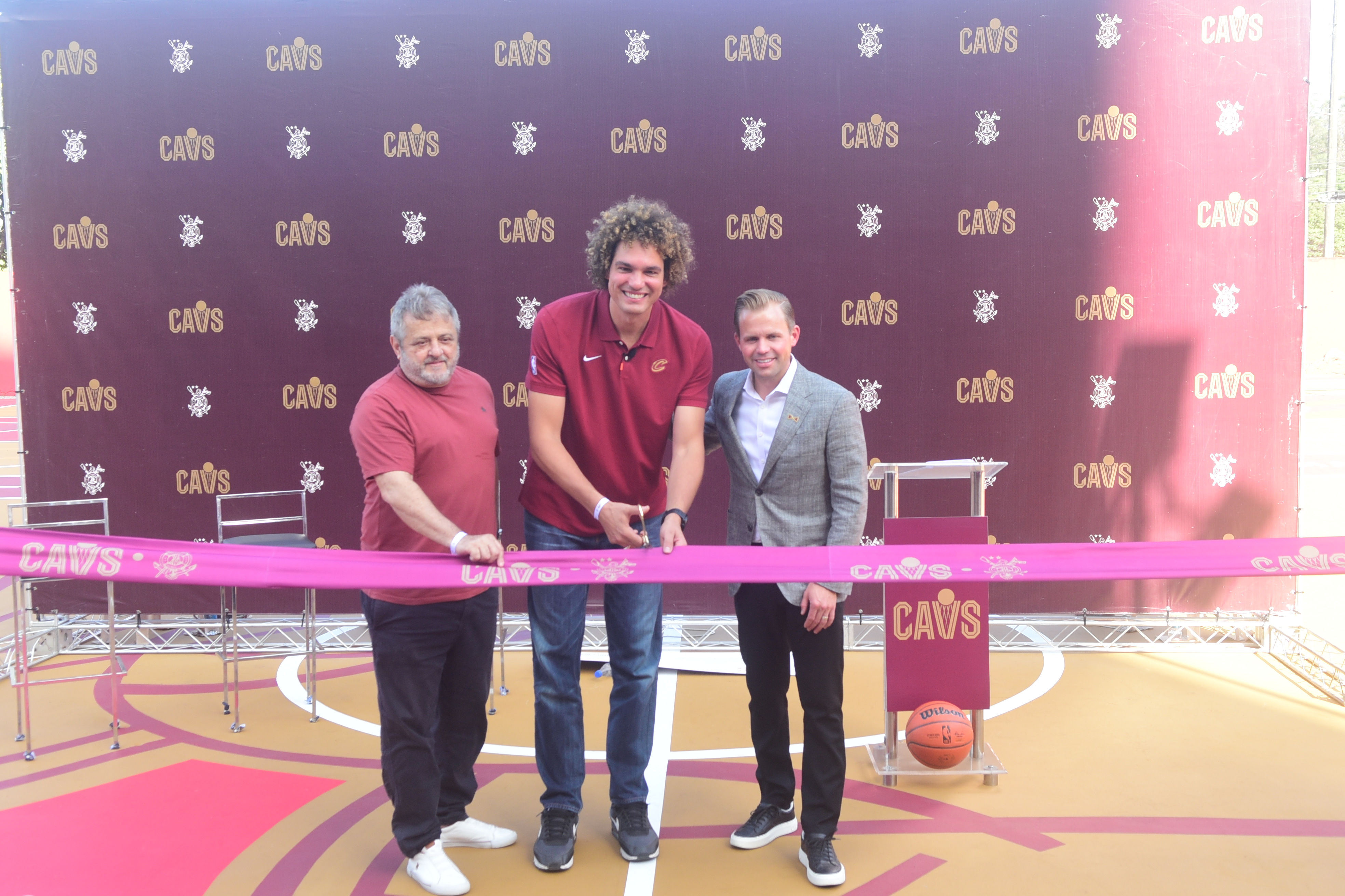 Com a presença de Anderson Varejão, evento concluiu a entrega das obras que foram anunciadas em abril, em parceria com a franquia da NBA