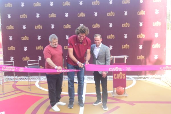 Anderson Varejao, ex-jogador do Cavaliers, inaugura nova quadra no Saldanha. A obra foi financiada pelo Cavaliers, onde hoje Varejão é embaixador do clube por Carlos Aberto Silva
