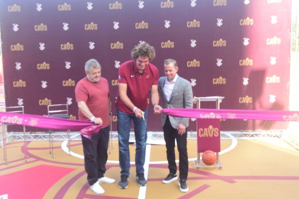 Anderson Varejao, ex-jogador do Cavaliers, inaugura nova quadra no Saldanha. A obra foi financiada pelo Cavaliers, onde hoje Varejão é embaixador do clube por Carlos Aberto Silva