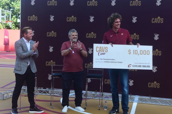 Anderson Varejao, ex-jogador do Cavaliers, inaugura nova quadra no Saldanha. A obra foi financiada pelo Cavaliers, onde hoje Varejão é embaixador do clube por Carlos Aberto Silva