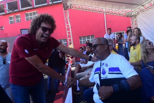 Anderson Varejao, ex-jogador do Cavaliers, inaugura nova quadra no Saldanha. A obra foi financiada pelo Cavaliers, onde hoje Varejão é embaixador do clube por Carlos Aberto Silva