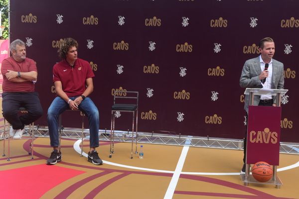 Anderson Varejao, ex-jogador do Cavaliers, inaugura nova quadra no Saldanha. A obra foi financiada pelo Cavaliers, onde hoje Varejão é embaixador do clube por Carlos Aberto Silva