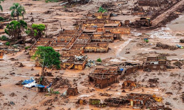 Barragem da Samarco localizada em Mariana (MG) se rompeu em novembro de 2015, liberando uma avalanche de rejeitos