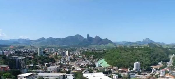 Cachoeiro é cercada de morros, mas paisagens vistas do alto encantam moradores