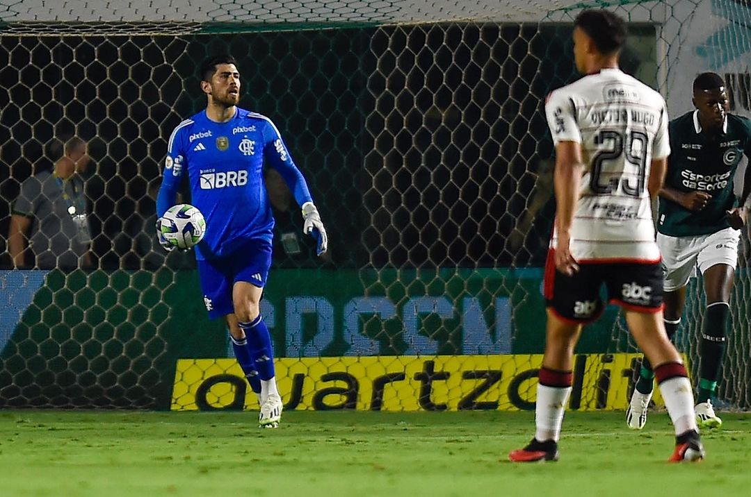 Em semana marcada por derrota no jogo de ida diante do São Paulo e confusão com dirigente, Rubro-Negro não mostrou bom futebol e perdeu uma posição na tabela do Brasileiro