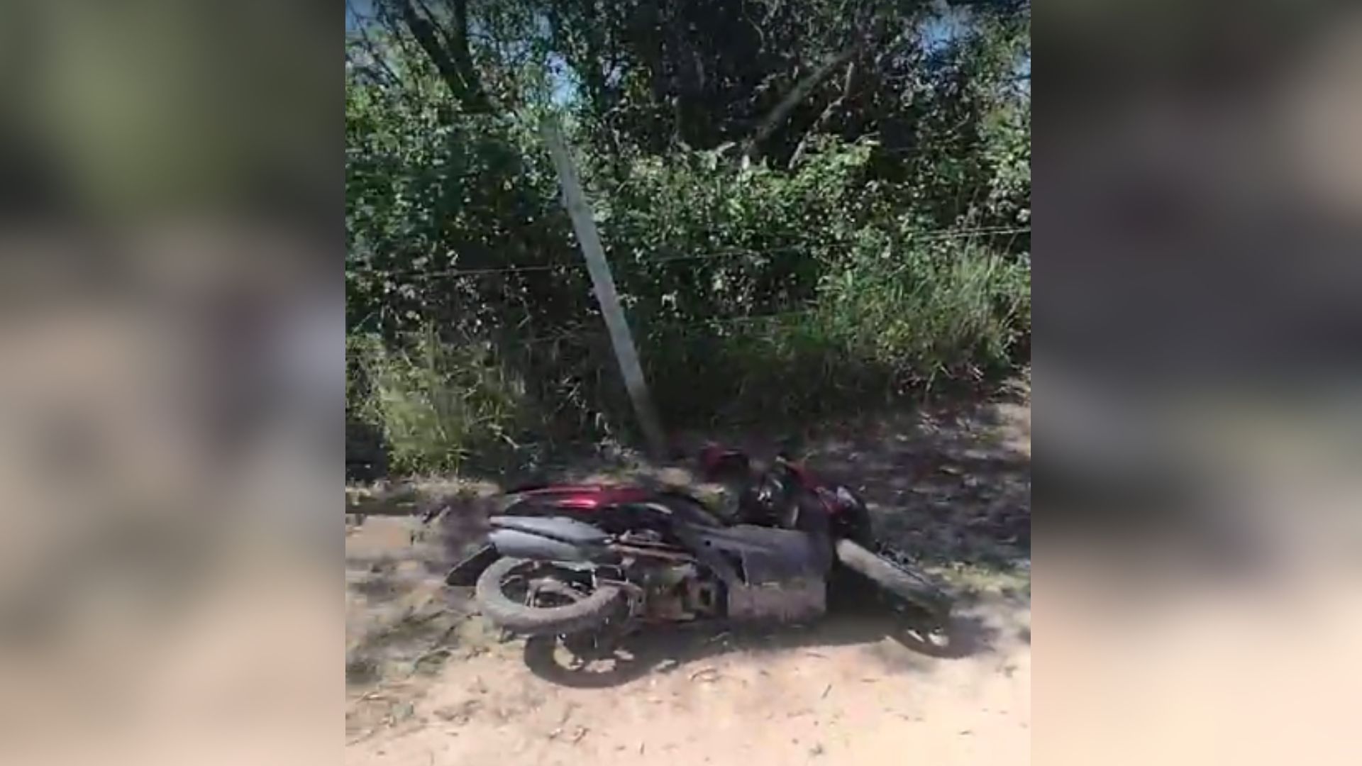 Um motociclista caiu após o pneu da moto em que ele estava estourar, enquanto a segunda vítima se acidentou após se assustar com o primeiro acidente na tarde desta quinta (21)