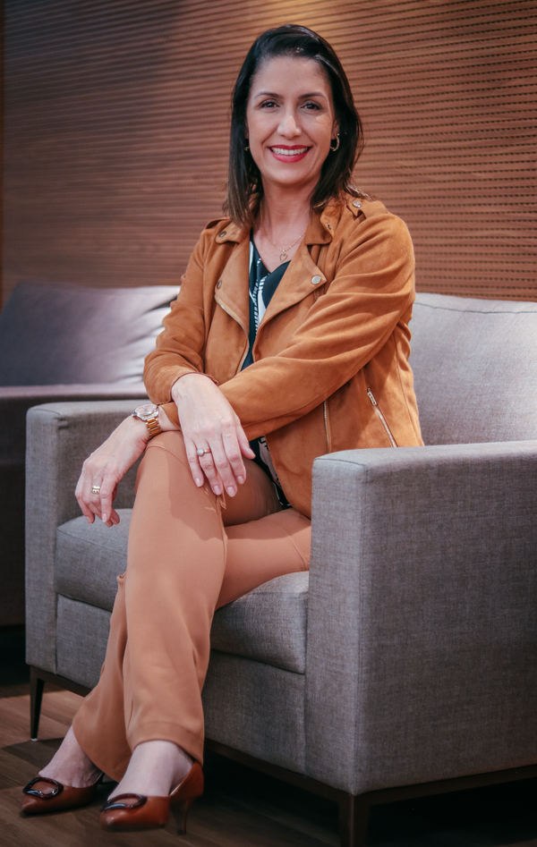 Adriana Carvalho, gerente de Saúde e Segurança na Indústria, defende que boas práticas em ambientes de trabalho precisam de ampla divulgação

