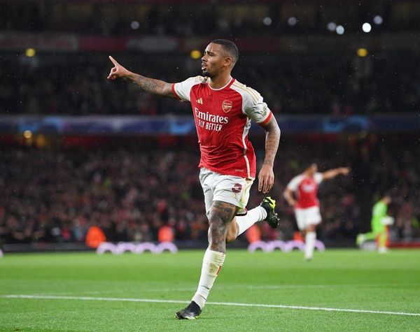 Gabriel Jesus o terceiro gol do Arsenal na vitória de 4 a 0 sobre o PSV