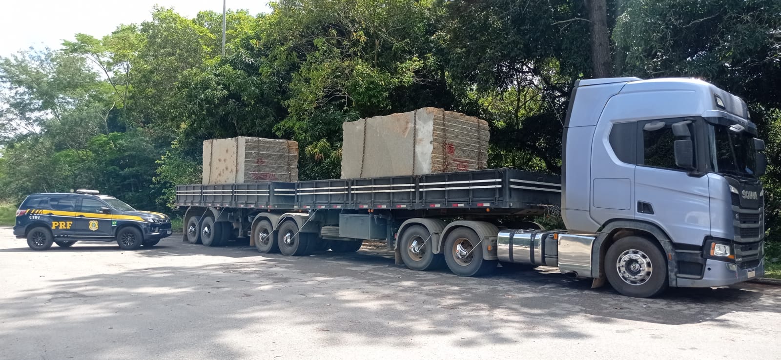 Veículo transportando blocos de pedra sem nota fiscal foi retido pela Polícia Rodoviária Federal na manhã desta quinta-feira (21); caminhão foi apreendido e levado para pátio da PRF
