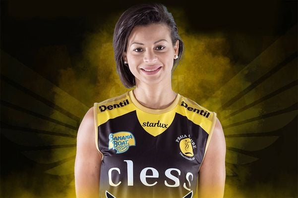  A ex-jogadora Walewska com o uniforme do Dentil/Praia Clube 