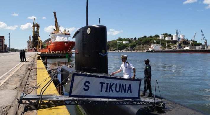 O Tikuna - S34 atracou no Espírito Santo após uma operação de treinamento em alto-mar; o equipamento da Marinha deixou a Baía de Vitória nesta terça-feira (26)