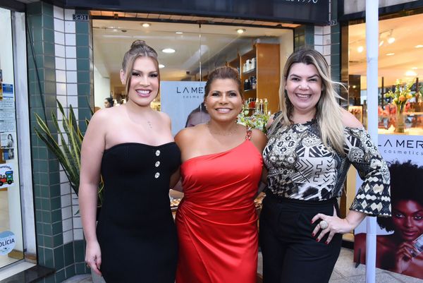 A anfitriã Maria Clara Henriques e a mãe Merilandes e Fernanda Prates em noite de comemoração e lançamento da sua marca de cosméticos La Mery