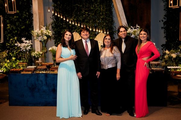 Antonio Perovano ao lado da esposa Marilda e dos filhos Lurdinha, José Ricardo e Ariane