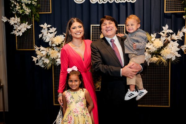 Ariane Perovano e os filhos Maria Eduarda e João Lucas com o vovô