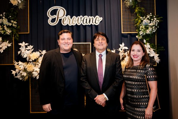 Breno e Juliana Peixoto com Antônio Perovano
