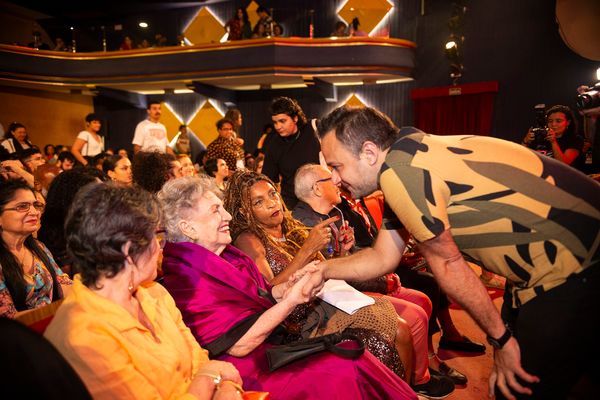 Fabricio Noronha cumprimenta Maria Filina