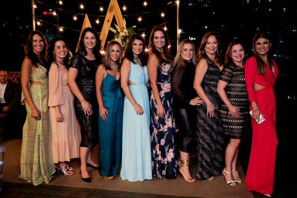 Lurdinha Perovano e a amiga e sócia Denise Póvoa com amigas na festa de seu pai