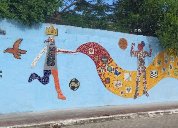 Moradoes de Santo Antônio fizeram uma instalação em mosaico em um dos muros do bairro