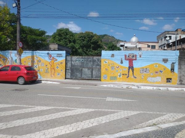 Moradores e estudantes de Santo Antonio constroem um mosaico em um dos muros do bairro da capital capixaba por Yvana Belchior