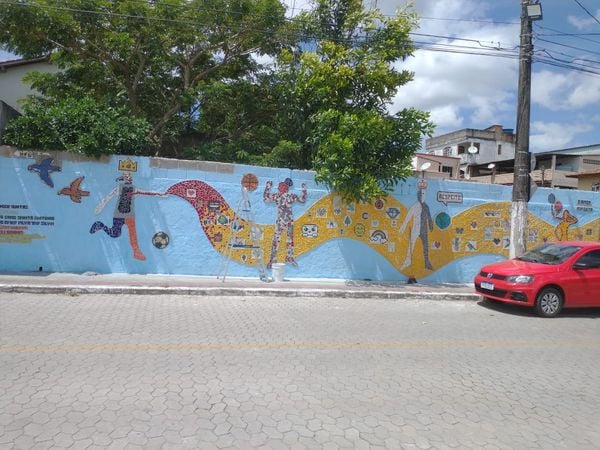 Moradores e estudantes de Santo Antonio constroem um mosaico em um dos muros do bairro da capital capixaba por Yvana Belchior