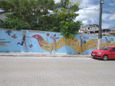 Moradores e estudantes de Santo Antonio constroem um mosaico em um dos muros do bairro da capital capixaba