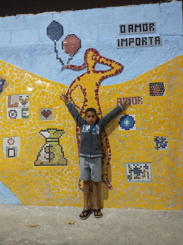 Moradores e estudantes de Santo Antonio constroem um mosaico em um dos muros do bairro da capital capixaba por Yvana Belchior