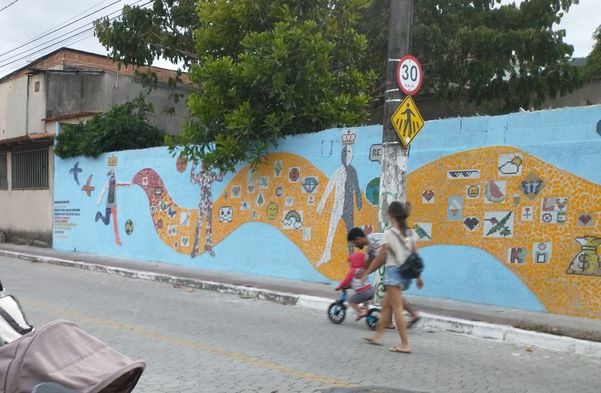 Moradores e estudantes de Santo Antonio constroem um mosaico em um dos muros do bairro da capital capixaba por Yvana Belchior