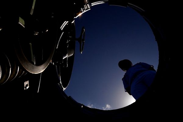 Comandante Carlos mostra o interior do submarino Tikuna - S34, da Marinha do Brasil por Fernando Madeira