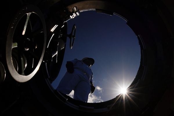 Comandante Carlos mostra o interior do submarino Tikuna - S34, da Marinha do Brasil por Fernando Madeira
