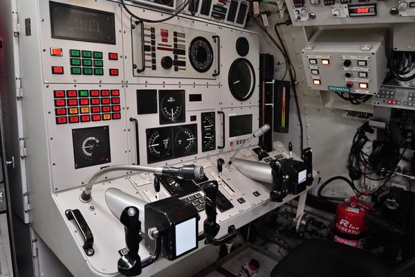 Comandante Carlos mostra o interior do submarino Tikuna - S34, da Marinha do Brasil por Fernando Madeira