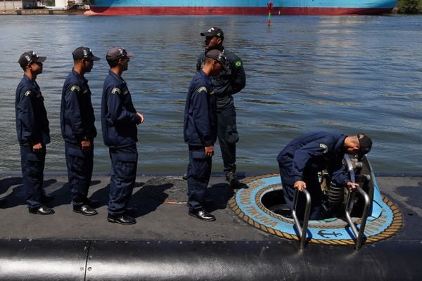 Comandante Carlos mostra o interior do submarino Tikuna - S34, da Marinha do Brasil por Fernando Madeira