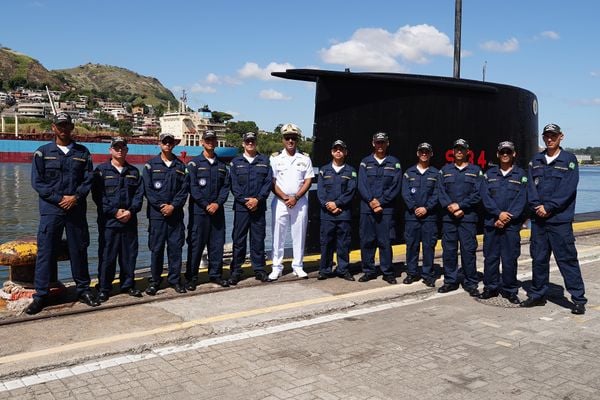 Comandante Carlos mostra o interior do submarino Tikuna - S34, da Marinha do Brasil por Fernando Madeira