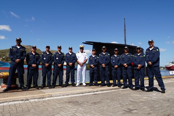 Comandante Carlos mostra o interior do submarino Tikuna - S34, da Marinha do Brasil por Fernando Madeira