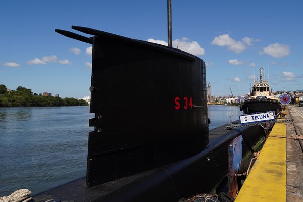 Comandante Carlos mostra o interior do submarino Tikuna - S34, da Marinha do Brasil por Fernando Madeira