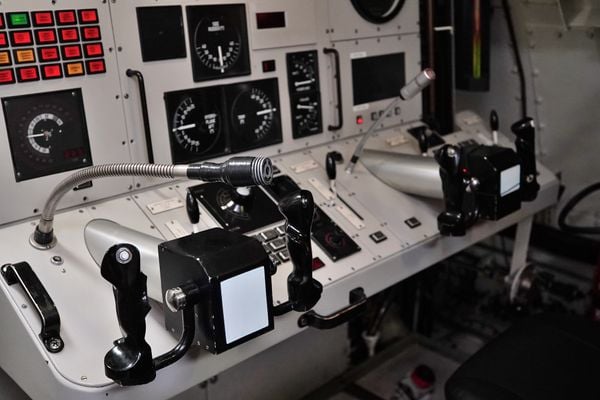 Comandante Carlos mostra o interior do submarino Tikuna - S34, da Marinha do Brasil por Fernando Madeira