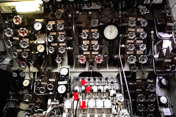 Comandante Carlos mostra o interior do submarino Tikuna - S34, da Marinha do Brasil por Fernando Madeira