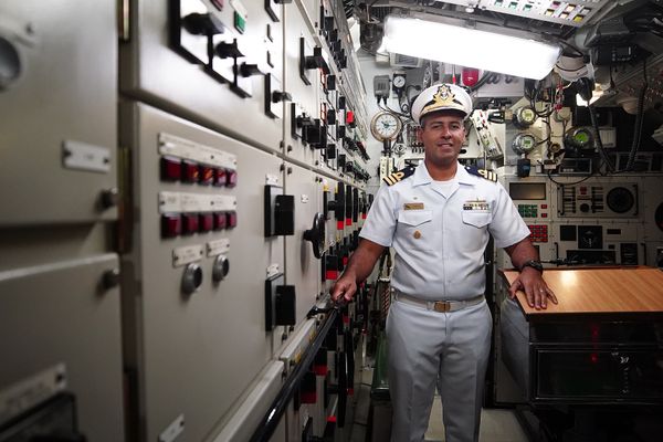 Comandante Carlos mostra o interior do submarino Tikuna - S34, da Marinha do Brasil por Fernando Madeira