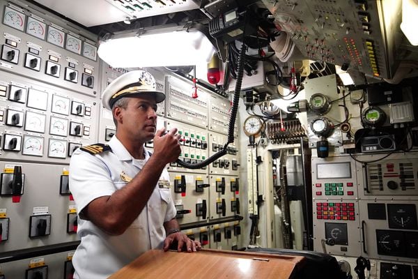 Comandante Carlos mostra o interior do submarino Tikuna - S34, da Marinha do Brasil por Fernando Madeira