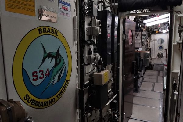 Comandante Carlos mostra o interior do submarino Tikuna - S34, da Marinha do Brasil por Fernando Madeira