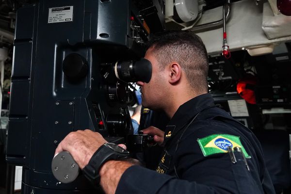 Comandante Carlos mostra o interior do submarino Tikuna - S34, da Marinha do Brasil por Fernando Madeira