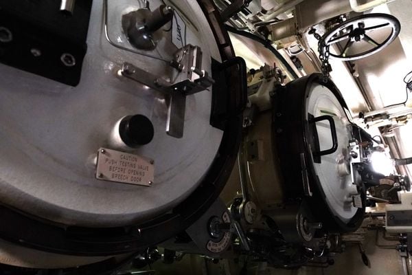 Comandante Carlos mostra o interior do submarino Tikuna - S34, da Marinha do Brasil por Fernando Madeira