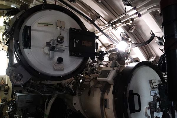 Comandante Carlos mostra o interior do submarino Tikuna - S34, da Marinha do Brasil por Fernando Madeira