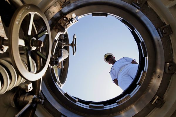Comandante Carlos mostra o interior do submarino Tikuna - S34, da Marinha do Brasil por Fernando Madeira