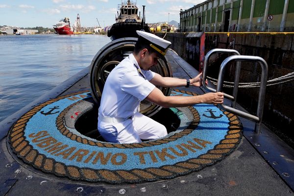 Comandante Carlos mostra o interior do submarino Tikuna - S34, da Marinha do Brasil por Fernando Madeira