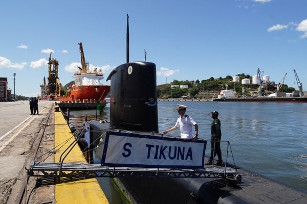 Comandante Carlos mostra o interior do submarino Tikuna - S34, da Marinha do Brasil por Fernando Madeira