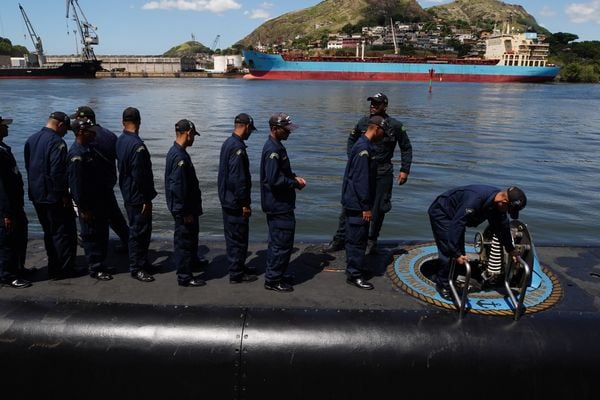 Comandante Carlos mostra o interior do submarino Tikuna - S34, da Marinha do Brasil por Fernando Madeira