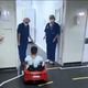 Imagem - Crianças vão de carrinho elétrico para centro cirúrgico em hospital do ES