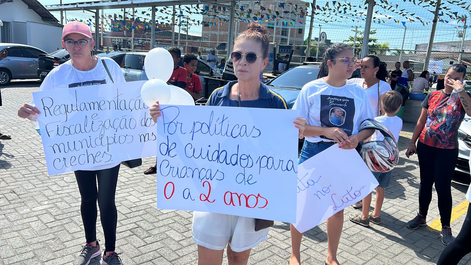 Eles pedem justiça pela morte de Bernardo e cobram fiscalização e regulamentação de creches no município