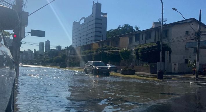 A causa do grande vazamento está sendo investigada; agentes da Guarda Municipal estão na região para orientar motoristas